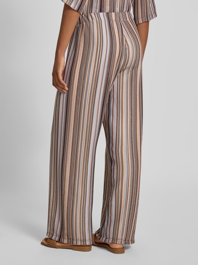 Frauenmodel trägt Wide Leg Hose im Allover-Look mit elastischem Bund von Smith and Soul, Material-Mix mit Stretch-Anteil, Ganzkörperansicht Rückansicht.