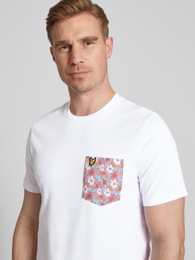 Lyle & Scott T-Shirt mit Brusttasche mit floralem Muster Weiss 3