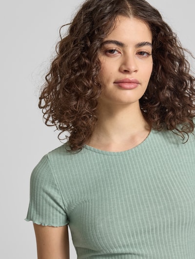 Frauenmodel trägt Slim Fit T-Shirt mit Viskose-Anteil Modell 'EMMA' von Only, Optik: Unifarben, gestreifte Struktur, Nahaufnahme Oberkörper.