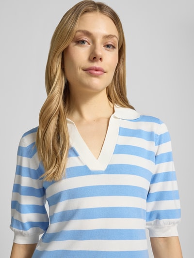 Frauenmodel trägt Slim Fit Poloshirt aus Viskose-Mix Modell 'Morla' von B.Young, Streifenmuster in Hellblau und Weiß, Strick-Optik, Halbarm, Polokragen, V-Ausschnitt, elastische Abschlüsse, Nahaufnahme Oberkörper.