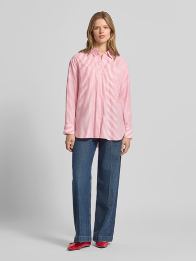 Frauenmodel trägt Loose Fit Hemdbluse mit Baumwoll-Anteil Modell 'MELIA' von Pieces, Optik:Allover-Muster, Ganzkörperansicht von vorne.