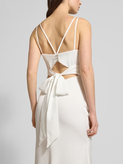 Modelka kobieca nosi Regular Fit Abendkleid mit Zierschleife od Luxuar z satyny, cienkie ramiączka, ozdobna kokarda, rozcięcie, dekolt na plecach, długość tyłu w rozmiarze 36: 136 cm, szerokość w rozmiarze 36: 43 cm, ujęcie całej sylwetki od tyłu.