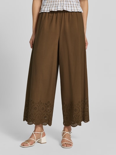 Kobiece model prezentuje Wide Leg Culotte aus reiner Baumwolle od s.Oliver RED LABEL, brązowy kolor, wycinany wzór, detal nogawką, zbliżenie dolnej części.