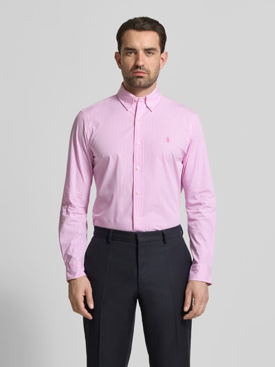 Männermodel trägt Regular Fit Freizeithemd aus Baumwoll-Mix von Polo Ralph Lauren mit rosa-weißen Streifen, Allover-Muster, Ganzkörperansicht von vorne.