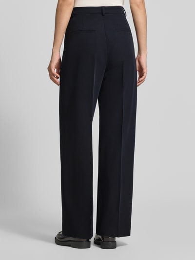Frauenmodel trägt Weite Hose mit Viskose-Anteil von Jake*s Collection in Dunkelblau mit glatter Textur, Ganzkörperansicht Rückansicht.