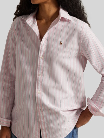 Vrouwenmodel draagt Regular Fit Hemdbluse aus reiner Baumwolle van Polo Ralph Lauren, roze-wit gestreept oxfordkatoen, logo-stiksel, lange mouw, eenrijige knoopsluiting, hemdkraag, voorkant detailopname bovenlichaam