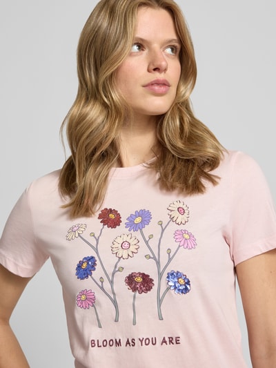 Frauenmodel trägt Damen T-Shirt von Only, Slim Fit T-Shirt aus reiner Baumwolle Modell 'KITA', Optik: Unifarben, Motiv-Print mit Pailletten auf Jersey, Rundhals, Kurzarm, Nahaufnahme Oberkörper.