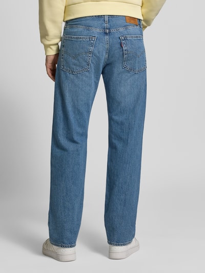 Männermodel trägt Loose Fit Jeans aus Baumwoll-Leinen-Mix Modell '555® RELAXED STRAIGHT' von Levi's®, Denim-Optik, Ganzkörperansicht Rückansicht