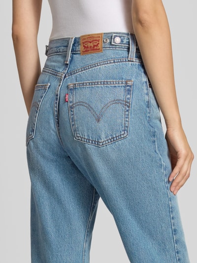 Frauenmodel trägt Wide & Loose Fit Jeans aus reiner Baumwolle Modell 'CINCH FLARE' von Levi's®, Damenjeans in Hellblau, Rückansicht, Nahaufnahme Oberkörper.