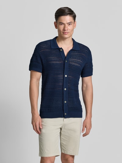 Männermodel trägt Modern Fit Freizeithemd in Strick-Optik mit Knopfleiste von Jack & Jones Premium in Marineblau, Kentkragen, Reine gewachste Baumwolle, Modell 'BLUHAMILTON', Ganzkörperansicht von vorne.