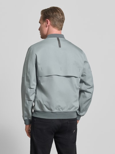 Männermodel trägt Jacke mit Stehkragen und Zweiwege-Reißverschluss Modell 'FLAP' von G-LAB aus Baumwoll-Mix, hellblau, Regular-Fit, Rückenlänge 70 cm, Schulterbreite 53 cm, Brustweite 56 cm, Ärmellänge 66 cm, Ganzkörperansicht Rückansicht.