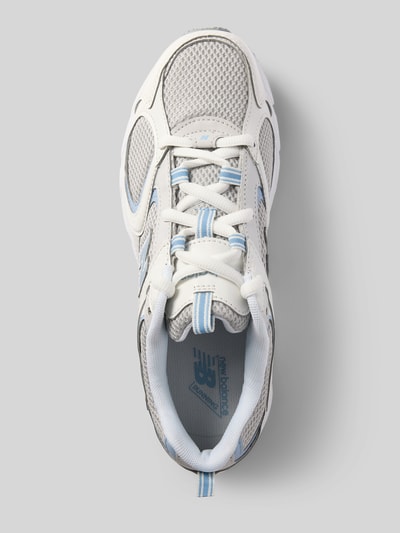 Produktfoto, Sneaker mit Kontrastbesatz von New Balance, Weiß mit grauen und blauen Details, strukturierte Sohle, Mesh-Textur, Draufsicht, Damen Sneaker, abgerundete Form, Schnürverschluss, Logo-Detail, Absatzhöhe 3 cm, Schafthöhe 7 cm, Schaftweite 9 cm