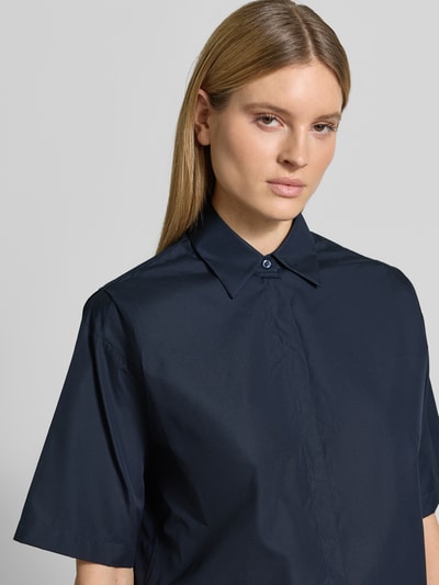 Frauenmodel trägt Oversized Hemdbluse aus reiner Baumwolle Modell 'BIMINA' von BOSS, unifarben, Popeline, Nahaufnahme Oberkörper.