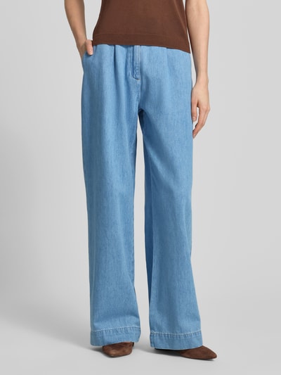 Modelka nosi Wide Fit Jeans mit Lyocell-Anteil od comma, mieszanka bawełny i lyocellu, krój wide fit, kieszenie z tyłu, zapięcie na haftkę i zamek błyskawiczny, szerokość w rozmiarze 36: 37 cm, długość wewnętrzna nogawki 80 cm, jasnoniebieski denim, faktura gładka, widok całej sylwetki z przodu.