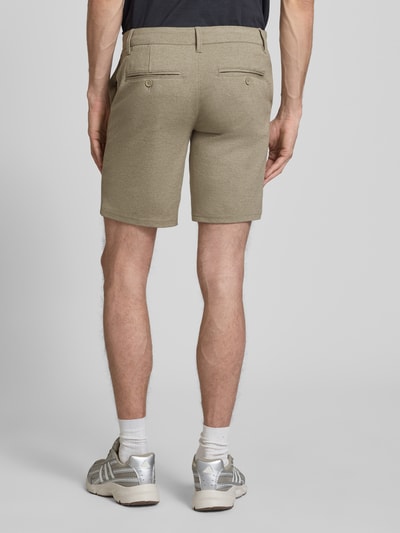 Männermodel trägt Regular Fit Chinoshorts aus Viskose-Mix Modell 'MARK' von Only & Sons in Melange-Optik, Ganzkörperansicht Rückansicht.
