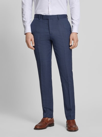 Männermodel trägt Anzughose mit Bügelfalten Modell 'Ryan' von Pierre Cardin, Slim-Fit, blaues Strukturmuster, Ganzkörperansicht von vorne. Bundweite bei Größe 50: 46 cm, Innenbeinlänge: 81 cm.
