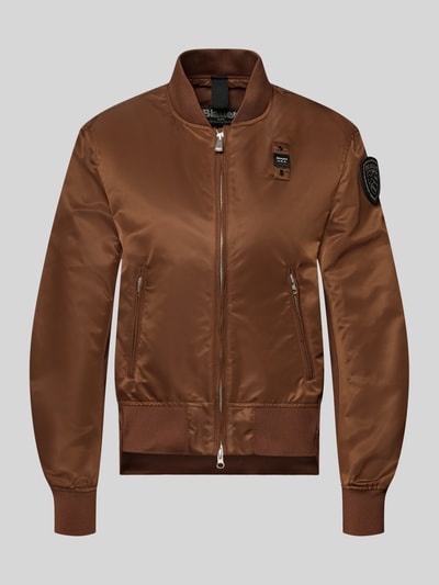 Produktfoto, Bomberjacke mit Reißverschlusstaschen Modell 'LAURIE' von Blauer Usa in Braun, glänzende glatte Oberfläche, gerippte Abschlüsse, Label-Patches, Zweiwege-Reißverschluss, lose Passform.