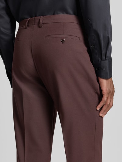 Männermodel trägt Anzughose mit Viskose-Anteil von MCNEAL in Braun, elastischer Material-Mix, Tapered Fit, Nahaufnahme Rückansicht.