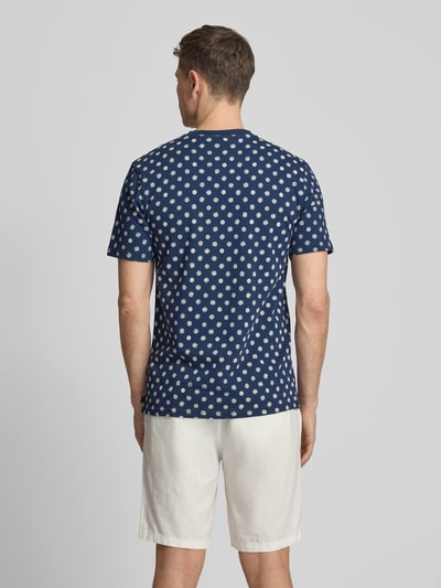 Männermodel trägt Regular Fit T-Shirt mit Rundhalsausschnitt von Scotch & Soda, Reine Baumwolle, Allover-Look, Rückenlänge 71 cm, Ganzkörperansicht Rückansicht.