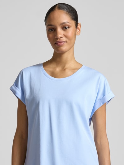 Frauenmodel trägt T-Shirt mit Rundhalsausschnitt von monari in Hellblau, reine Baumwolle, Regular Fit, Ärmel mit Aufschlag, Nahaufnahme Oberkörper.