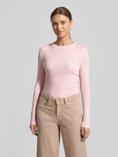 Frauenmodel trägt Slim Fit Longsleeve aus Lyocell-Mix Modell 'Sefemina' von OPUS in zartem Rosa mit Stehkragen, Nahaufnahme Oberkörper, Damen Longsleeve mit Woll-Anteil, Rückenlänge bei Größe 36: 59 cm.