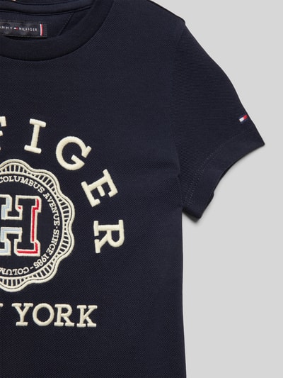 Tommy Hilfiger Teens T-shirt o kroju regular fit z wyhaftowanym logo Granatowy 2