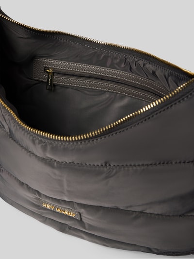 Produktfoto, Shoulder-Bag in Stepp-Optik Modell 'Lifetime Buddy' von Hey Marly, schwarz, goldfarbener Reißverschluss, Logo-Detail, Hauptfach, abnehmbarer Schulterriemen, Maße 36x28x11 cm, Länge Schulterriemen 110 cm, glatte und gesteppt wirkende Oberfläche