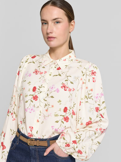 Frauenmodel trägt Damen Bluse aus Reine Viskose mit Kentkragen Modell 'ASINA' von YAS, Gerader-Schnitt, verdeckte Knopfleiste, elastische Ärmelabschlüsse, florales Muster, Nahaufnahme Oberkörper.