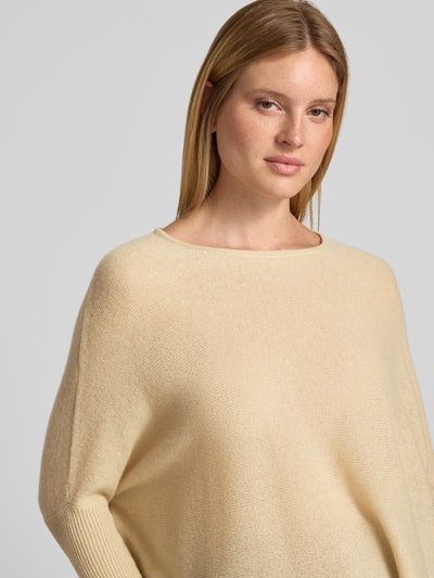 Frauenmodel trägt Strickpullover aus Kaschmir mit 3/4-Arm von JOOP!, cremefarben, Relaxed Fit, Rundhalsausschnitt, Nahaufnahme Oberkörper.