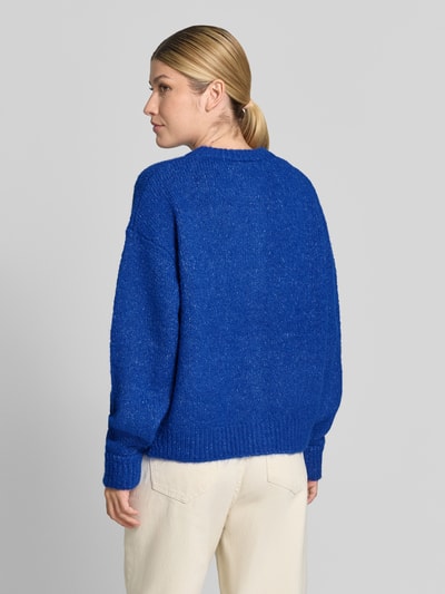 Frauenmodel trägt kardigan rozpinany z elastycznej mieszanki materiałów z dodatkiem wełny, krój relaxed fit, Model 'Belablue' od ICHI, długi rękaw, okrągły dekolt, opuszczone ramiona, prążkowane ściągacze, niebieski kolor, długość tyłu w rozmiarze S: 57 cm, długość rękawów w rozmiarze S: 71 cm, widok całej sylwetki z tyłu