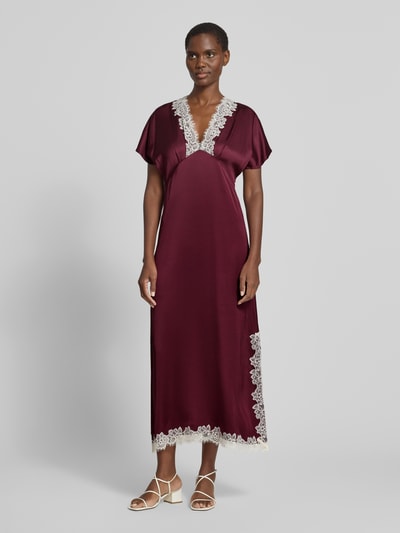 Frauenmodel trägt Maxikleid aus Viskose mit Spitzenbesatz von Jake*s Collection in Bordeaux, lockere A-Linie, Spitzenakzente, Ganzkörperansicht von vorne.
