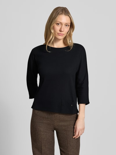 Frauenmodel trägt schwarzes Shirt mit U-Boot-Ausschnitt und Label-Detail von Marc Cain, Baumwoll-Mix, Straight Fit, Nahaufnahme Oberkörper