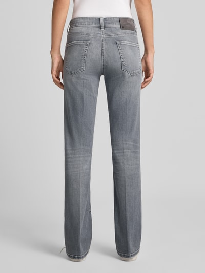 Frauenmodel trägt graue Bootcut-Jeans aus Baumwoll-Mix Modell 'PARIS FLARED' von CAMBIO, Damen Bootcut-Jeans, Ganzkörperansicht Rückansicht.