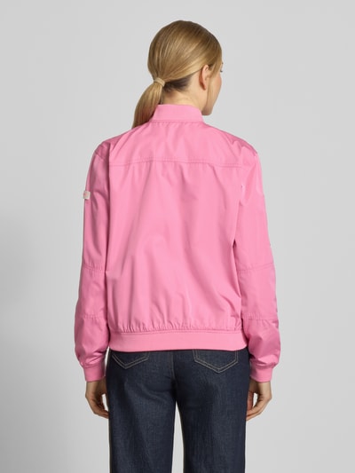 Modelka kobieca ma na sobie Regular Fit Bomberjacke mit Stehkragen Modell 'Brooklyn' od Frieda & Freddies, różowy kolor, dżinsy, krój regular fit, boczne kieszenie, zamek, elastyczne wykończenia, długość tyłu w rozmiarze 36: 59 cm, szerokość ramion w rozmiarze 36: 44 cm, szerokość klatki piersiowej w rozmiarze 36: 52 cm, długość rękawa w rozmiarze 36: 51 cm, widok całej sylwetki od tyłu.