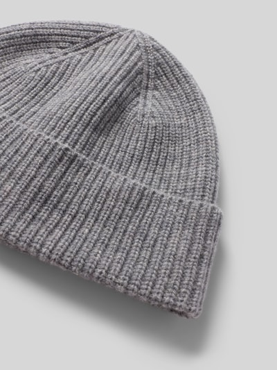 Produktfoto, graue Mütze aus woll-mix mit Kaschmir-Anteil von MYON, Strick-Optik mit Strukturmuster, fixierter Bund, weiche Textur