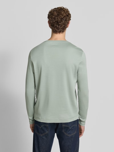 Männermodel trägt Longsleeve mit Rundhalsausschnitt von Christian Berg Men in hellem Grün, Baumwolle, Slim Fit, Rückenlänge 70 cm, Ganzkörperansicht Rückansicht.