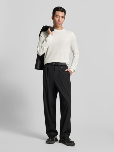 Männermodel trägt 'T-Shirt mit Motiv-Print' von Antony Morato, reine Baumwolle, Regular Fit, weiß, Ganzkörperansicht von vorne.