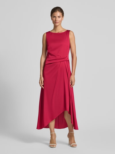 Frauenmodel trägt Cocktailkleid mit asymmetrischem Saum von Vera Mont, Taillierter Schnitt, Midikleid, U-Boot-Ausschnitt, Raffung an der Taille, Rückseitiger Reißverschluss, Rückenlänge bei Größe 36: 128 cm, Brustweite bei Größe 36: 45 cm, kräftiges Rot, glatte Textur, Ganzkörperansicht von vorne.