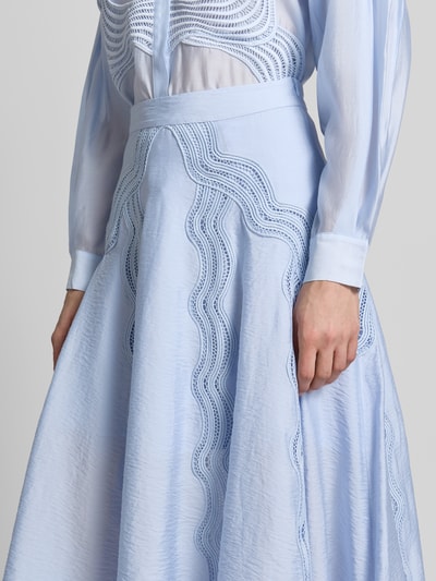 Frauenmodel trägt Regular Fit Midirock mit Lochmuster Modell 'Cole' von Copenhagen Muse in Hellblau, Modal-Mix, Nahaufnahme Oberkörper.