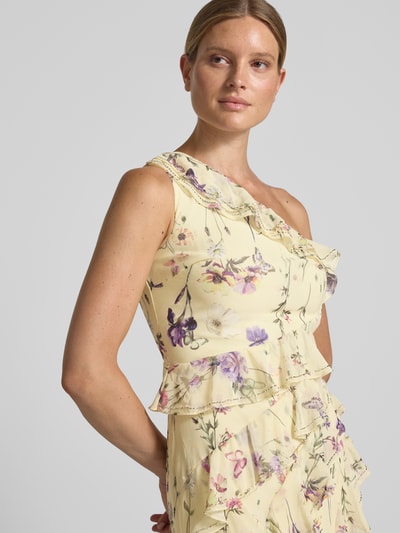 Frauenmodel trägt Midikleid mit Ziersteinbesatz von Lipsy, gelbes semitransparentes One-Shoulder-Design mit floralem Print, Nahaufnahme Oberkörper.