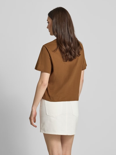 Frauenmodel trägt Relaxed Fit T-Shirt aus reiner Baumwolle - Special Drop von Marc O’Polo Denim in Braun, unifarben, kurzarm, Jersey, Rückansicht Ganzkörperansicht.
