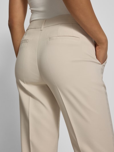 Frauenmodel trägt Straight Fit Stoffhose mit Bügelfalten von Betty Barclay in Beige, elastischer Material-Mix, Gesäßtaschen, Nahaufnahme Rückansicht.
