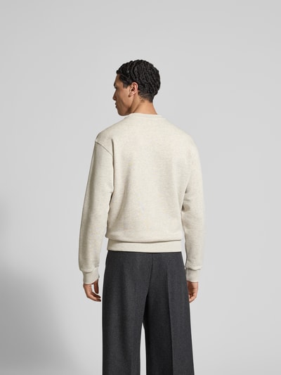 Männermodel trägt Sweatshirt aus reiner Baumwolle von Kenzo in Beige mit lockerer Passform, elastische Abschlüsse, Rückenlänge 66 cm, Ganzkörperansicht Rückansicht.