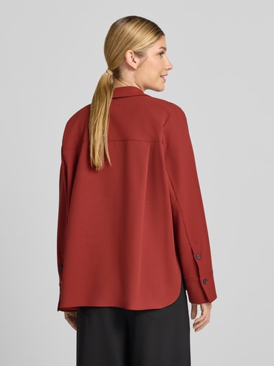 Frauenmodel trägt Bluse mit Knopfleiste von windsor., rot, Material-Mix mit Viskose-Anteil, lockere Passform, Rückenansicht, Ganzkörperansicht Rückansicht.