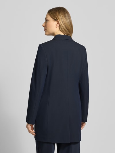 Modelka kobieca nosi Regular Fit Gehrock mit Viskose-Anteil od Christian Berg Woman Selection, granatowy, tkanina elastyczna, krój regular fit, taliowany, klasyczny kołnierz z klapami, kieszenie z patkami, długość tyłu w rozmiarze 36: 82 cm, szerokość w rozmiarze 36: 46 cm, długość rękawa w rozmiarze 36: 57 cm, całkowity widok z tyłu.
