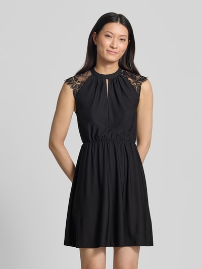 Frauenmodel trägt Tailliertes Freizeitkleid mit Spitzenbesatz Modell 'MILLA' von Vero Moda, Optik: Unifarben, Mini-Länge, Hochgeschlossen, Kurzarm, Materialverarbeitung: Stretch, Ganzkörperansicht von vorne.