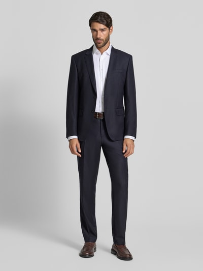 Männermodel trägt Regular Fit Businesshemd mit extra langem Arm von Christian Berg Men aus reiner Baumwolle mit Haifischkragen, Knopfleiste, dunkelblauer Anzug, Ganzkörperansicht von vorne. Rückenlänge 83 cm, Schulterbreite 46 cm, Ärmellänge 70 cm.