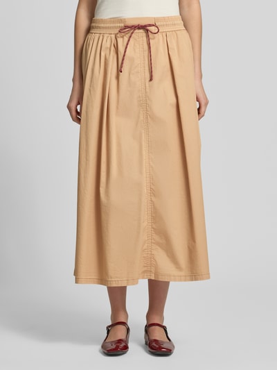 Frauenmodel trägt Midirock mit Eingrifftaschen Modell 'Adine Tivo' von MOS MOSH, beigefarbener Baumwoll-Mix mit Stretch-Anteil, A-Linie, elastischer Bund mit Kordelzug, glatte Textur, Ganzkörperansicht von vorne.