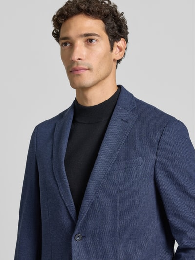 Männermodel trägt fein strukturiertes Slim Fit 2-Knopf-Sakko Modell 'Michel' von Pierre Cardin in Blau, Material-Mix, Nahaufnahme Oberkörper.