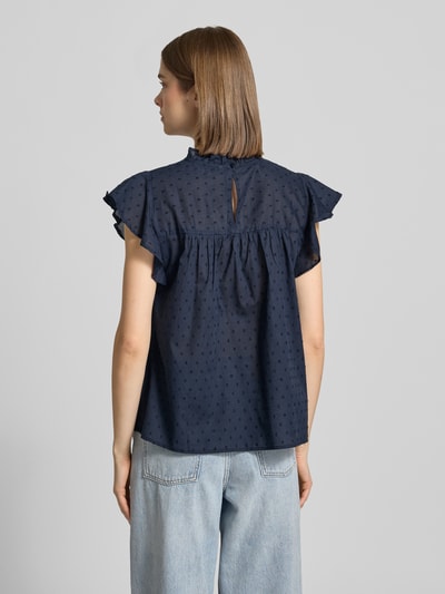 Frauenmodel trägt Regular Fit Blusentop aus reiner Baumwolle Modell 'KATTI' von Only in Dunkelblau mit floralem Allover-Muster, Popeline, Ganzkörperansicht Rückansicht.